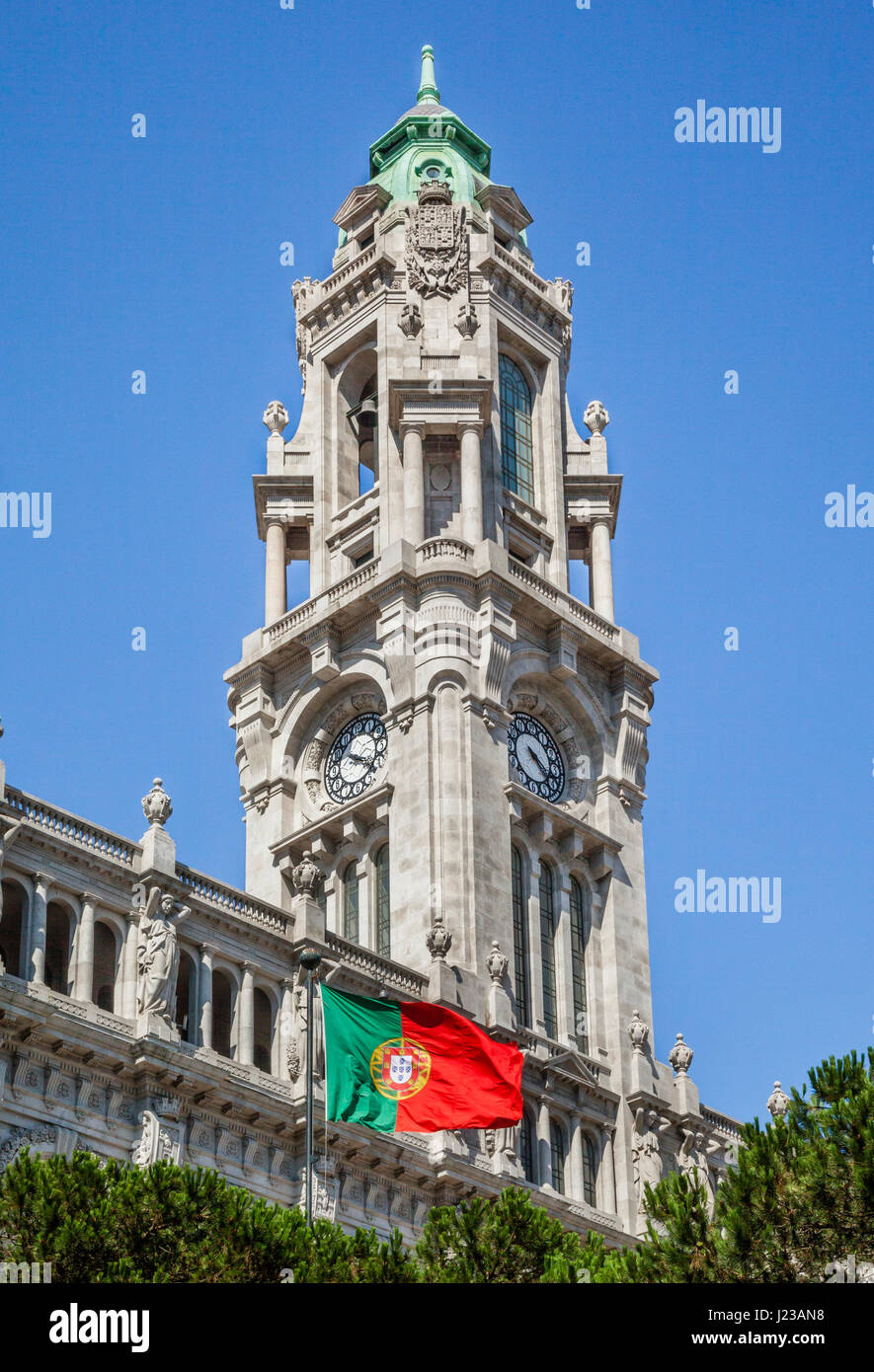 Portugal, région Norte, Porto, vue de l'imposante tour de l'horloge de 70 mètres de l'Hôtel de ville de Porto avec drapeau portugais Banque D'Images