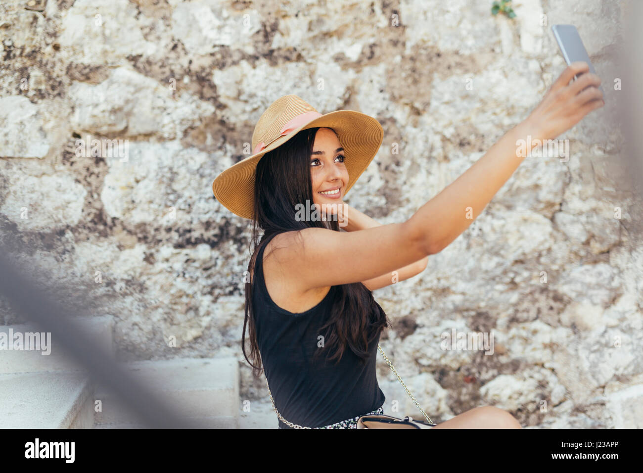 Prendre une belle jeune fille et selfies ayant un bon moment au cours de l'été Banque D'Images