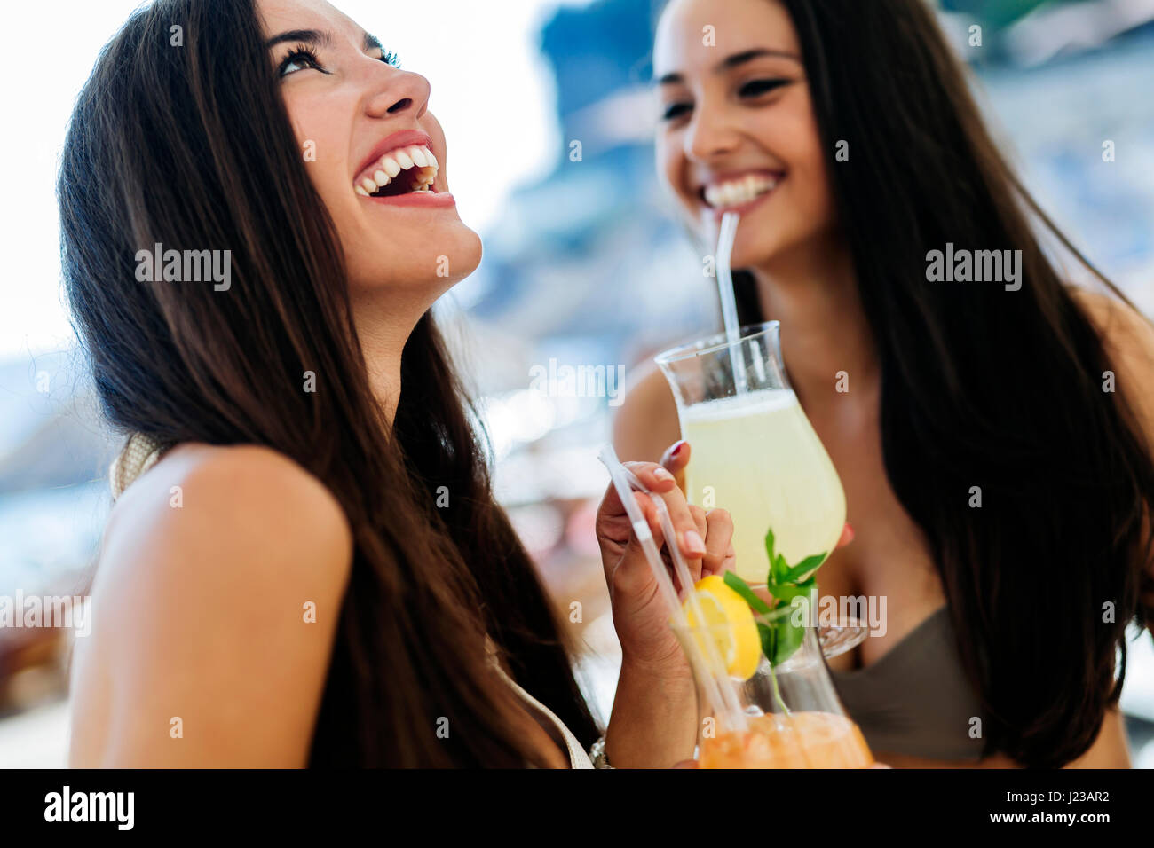 Naked girls having fun on the bech et drinking cocktails Photo Stock - Alamy
