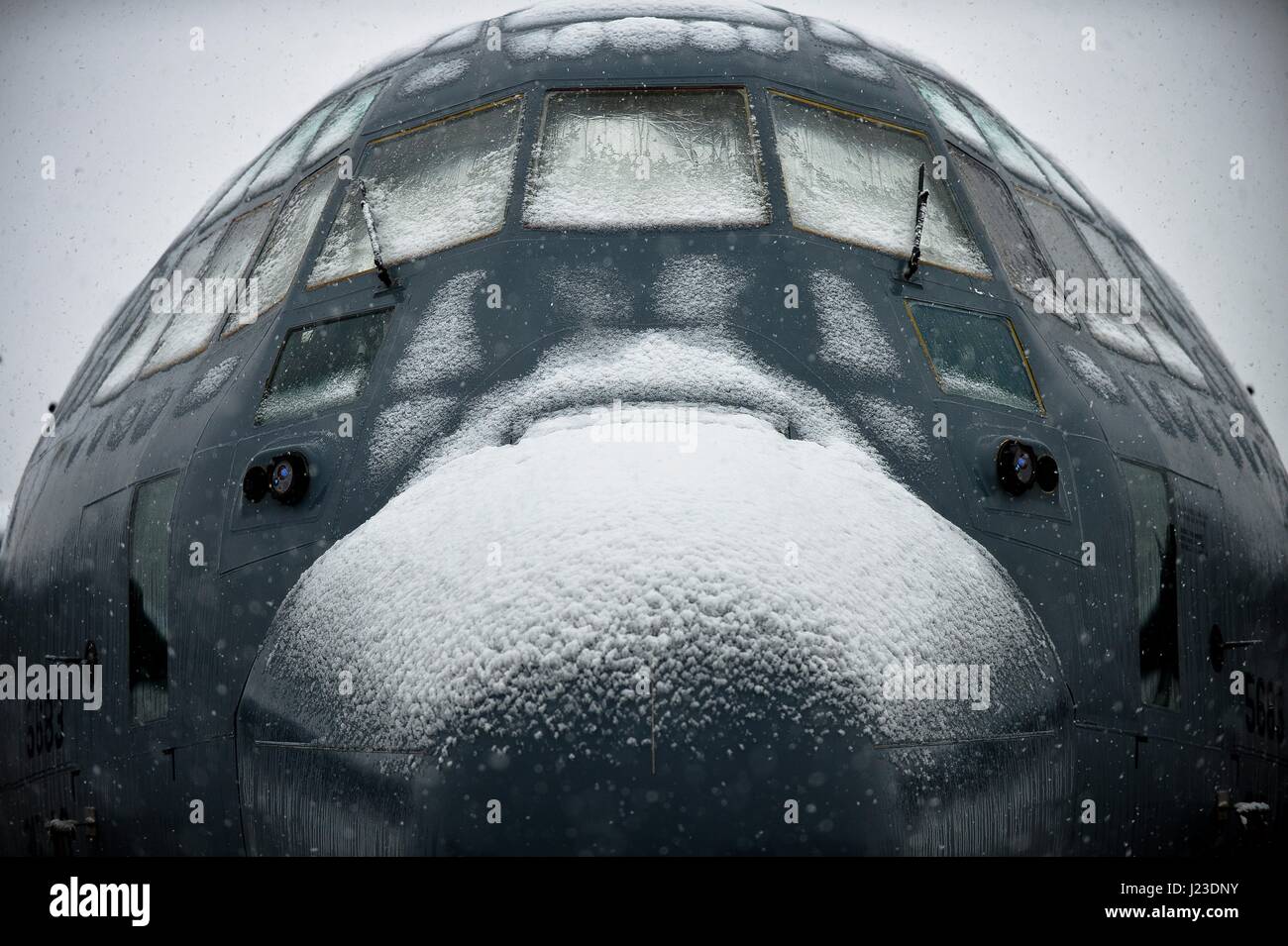 Un U.S. Air Force C-130J Super Hercules est assis dans la neige sur la ligne de vol à l'aéroport de Bagram, le 6 février 2014 à Bagram, la province de Parwan, à l'Afghanistan. (Photo par Kayla Newman/DoD via Planetpix) Banque D'Images