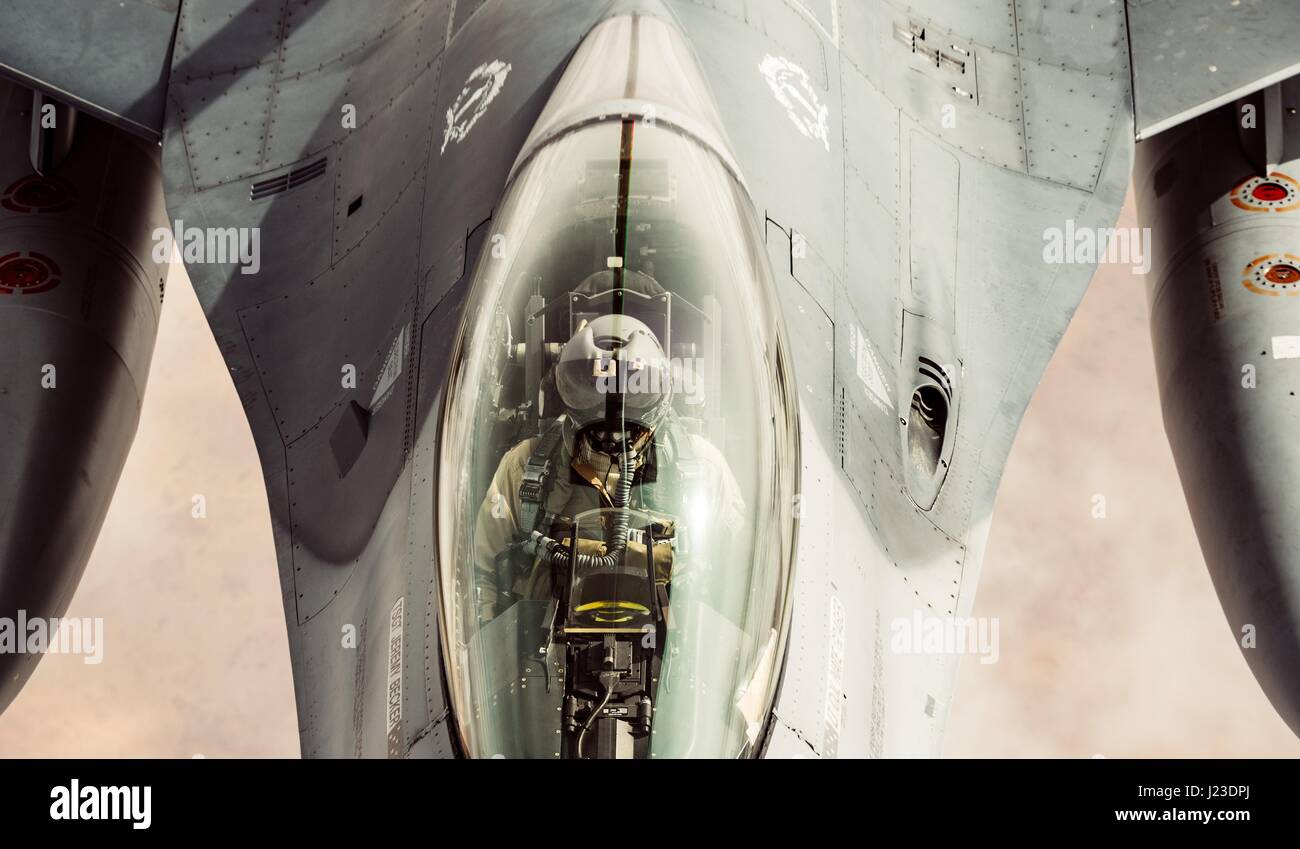 Un U.S. Air Force F-16 Fighting Falcon fighter aircraft se prépare à se ravitailler en vol le 18 janvier 2017 au sujet de l'Irak. (Photo de la Jordanie Castelan /US Air Force par Planetpix) Banque D'Images