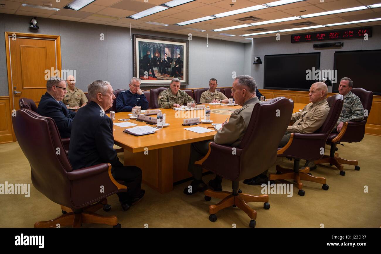 Le secrétaire américain à la Défense, James Mattis rencontre les chefs d'état-major interarmées au Pentagone le 23 janvier 2017 à Washington, DC. (Photo de Brigitte N. Brantley/Planetpix via DoD) Banque D'Images