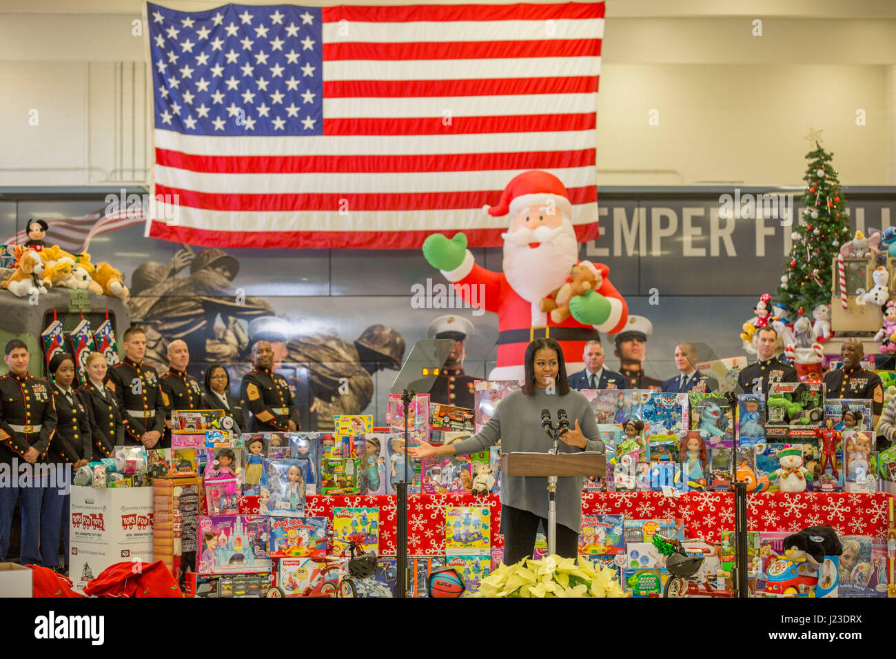 Première Dame des États-Unis Michelle Obama parle à un événement Toys for Tots au Joint Base Anacostia-Bolling 7 décembre 2016 à Washington, DC. (Photo prise par Paul A. Ochoa/Marines américains via Planetpix) Banque D'Images