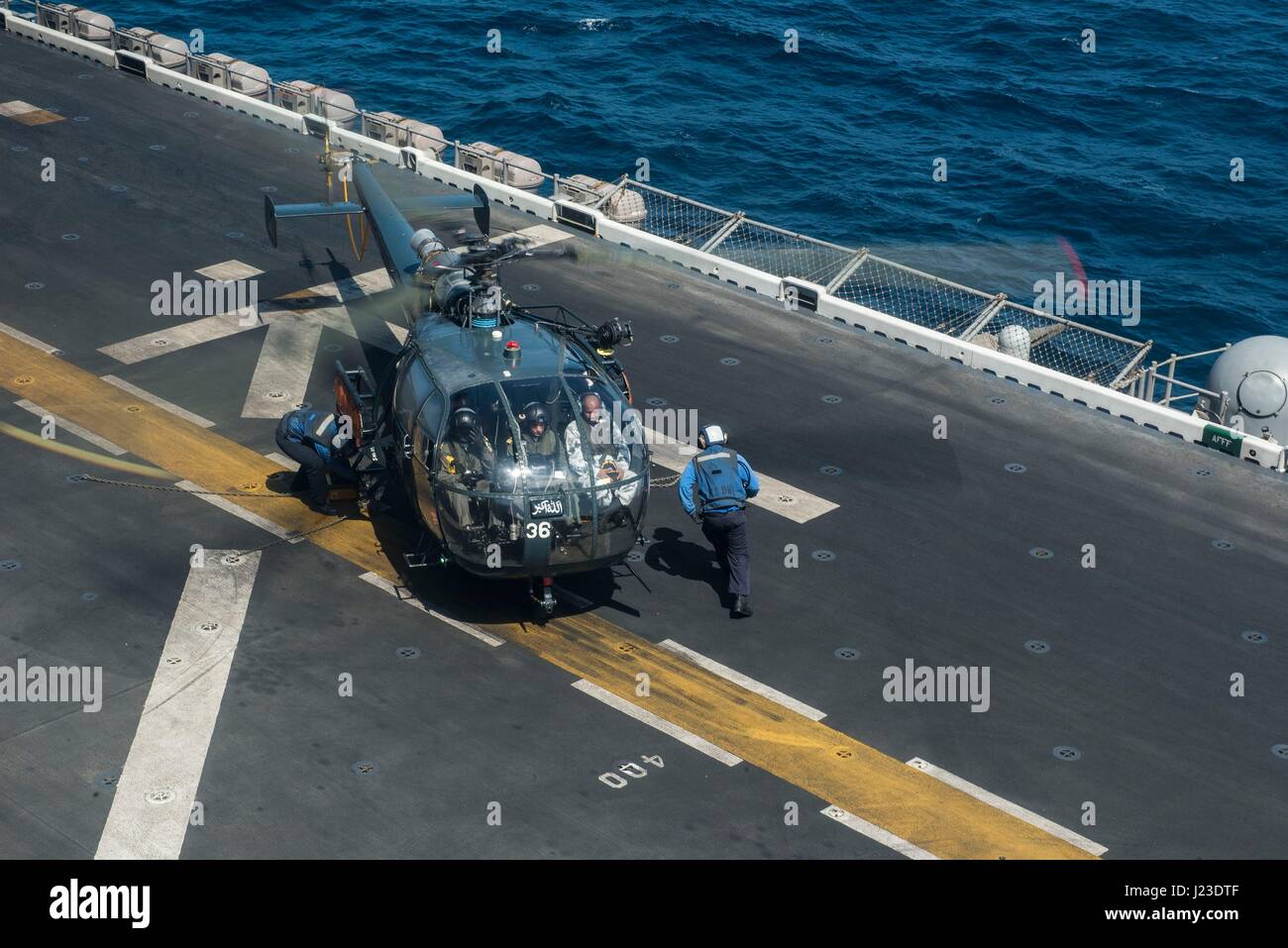 Les marins pakistanais dans un hélicoptère Aerospatiale Alouette III Seagull se préparent à décoller de l'envol de l'USN Wasp-classe d'assaut amphibie USS Makin Island 22 janvier 2017 dans le golfe d'Aden. (Photo de Clark Lane /US Navy par Planetpix) Banque D'Images