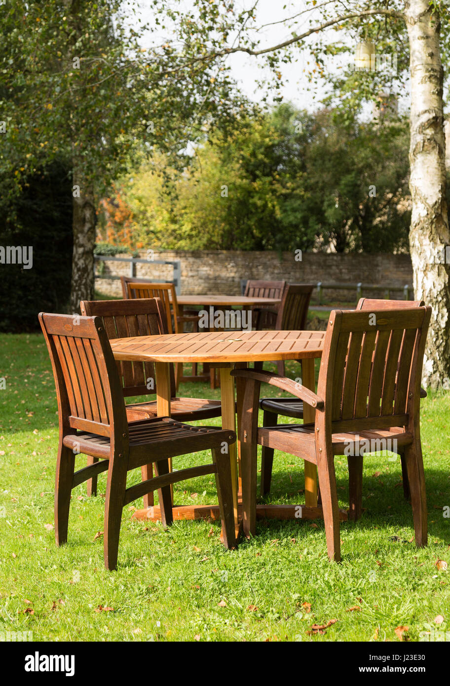 Meubles de jardin - tables et chaises Banque D'Images