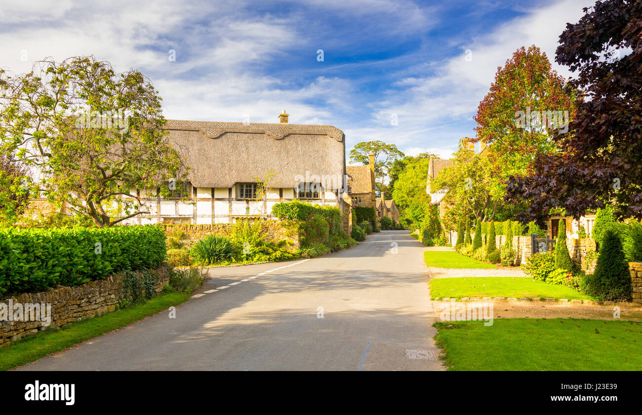 Stanton village avec Chaumières le long de la route de campagne dans un petit village anglais, Cotswolds, England, UK Banque D'Images