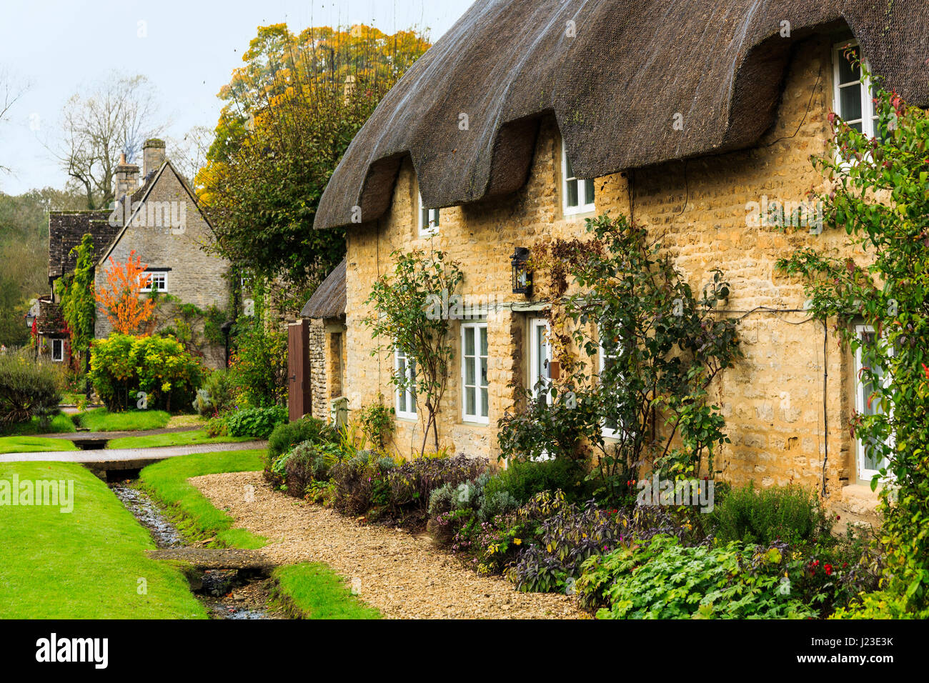 Cotswolds, Angleterre, Royaume-Uni - Minster Lovell village maisons de chaume chalets Banque D'Images