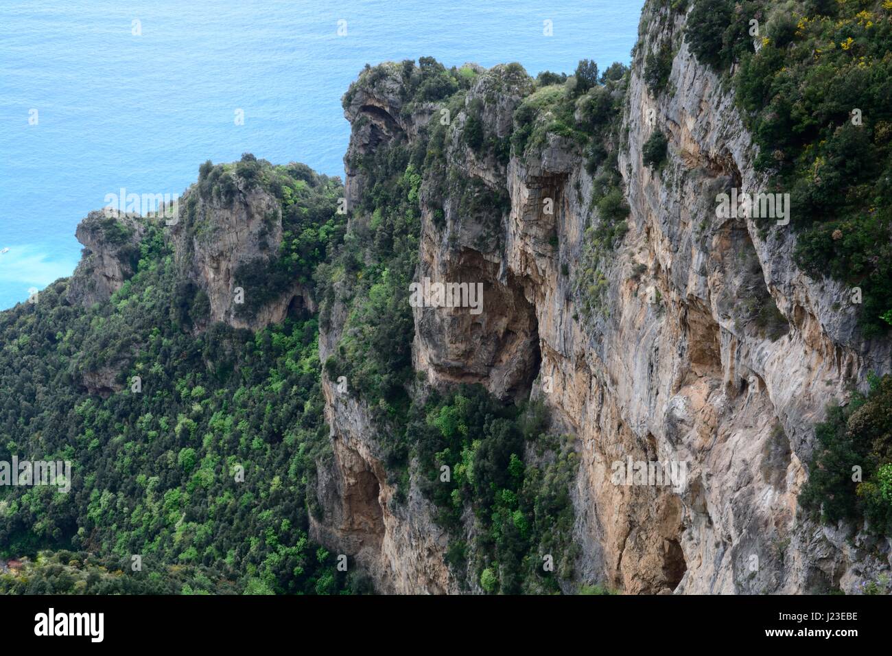 Falaises calcaires spectaculaires et des grottes de la Côte Amalfitaine de la promenade des dieux Campanie Italie Banque D'Images