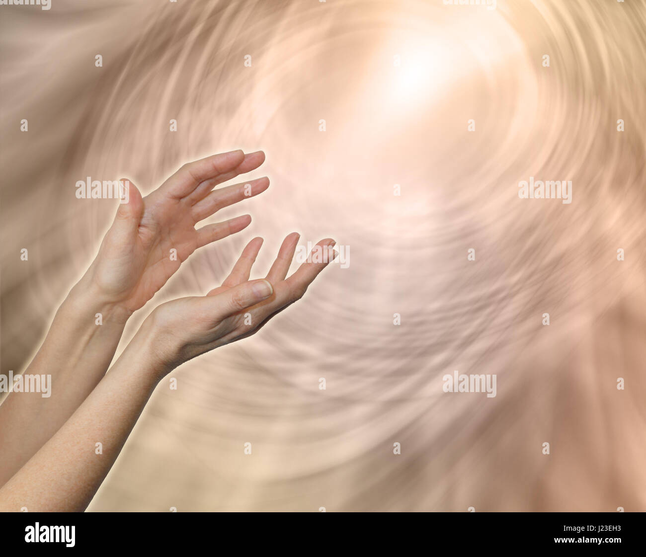 La Lumiere Divine Source Sacree De Tout Ce Qui Est Feminin En Mains Tendues Vers Une Lumiere Blanche Eclatante Au Milieu D Un Champ D Energie Contexte Or Pale Photo Stock Alamy