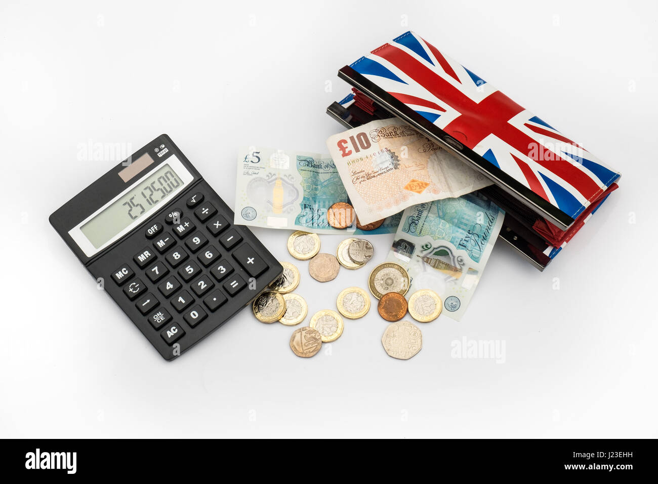 La monnaie britannique d'être sorti d'un Union Jack sac à main de style avec la calculatrice Banque D'Images