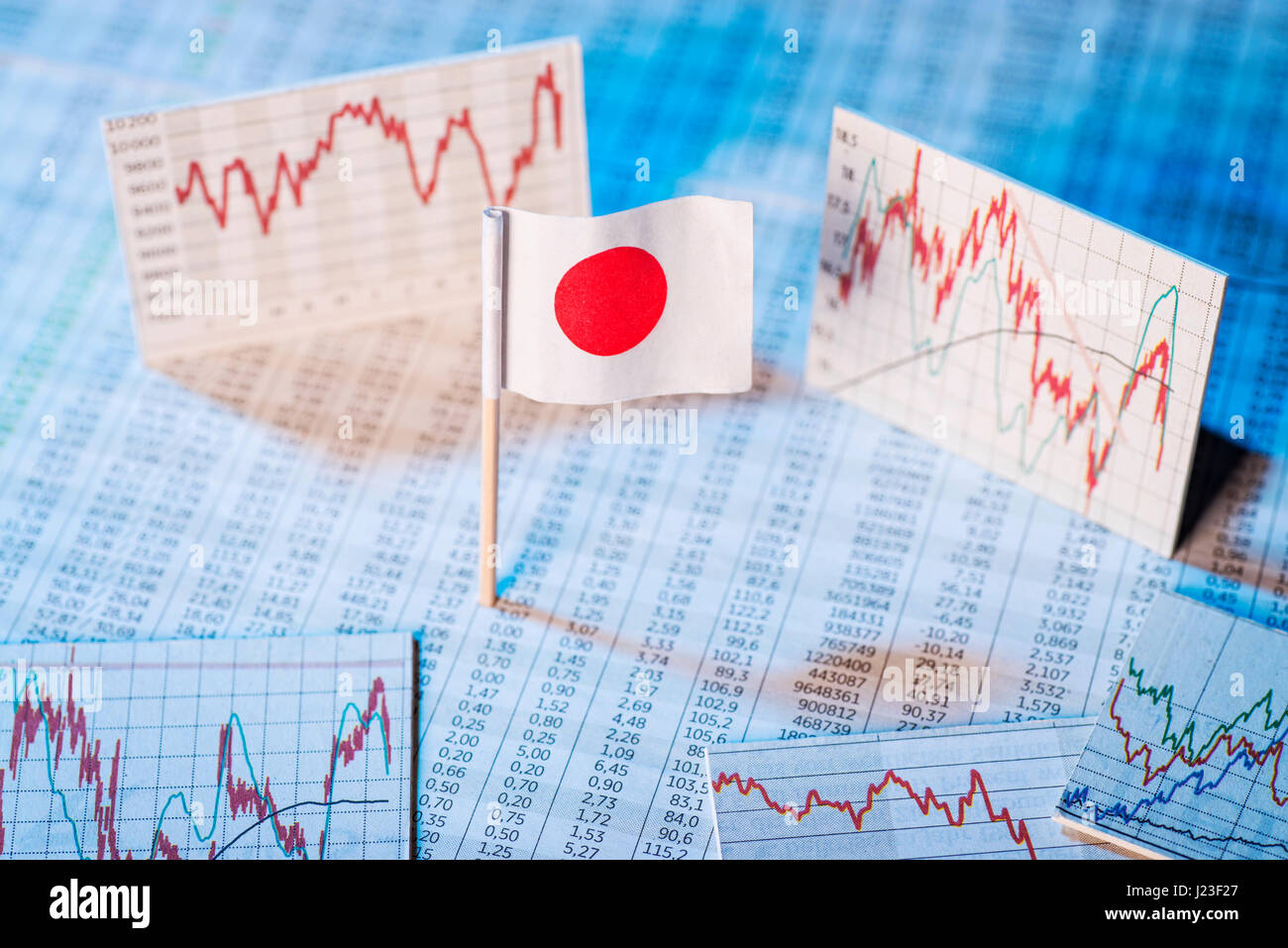 Drapeau japonais avec des tables de taux et graphiques pour le développement économique. Banque D'Images