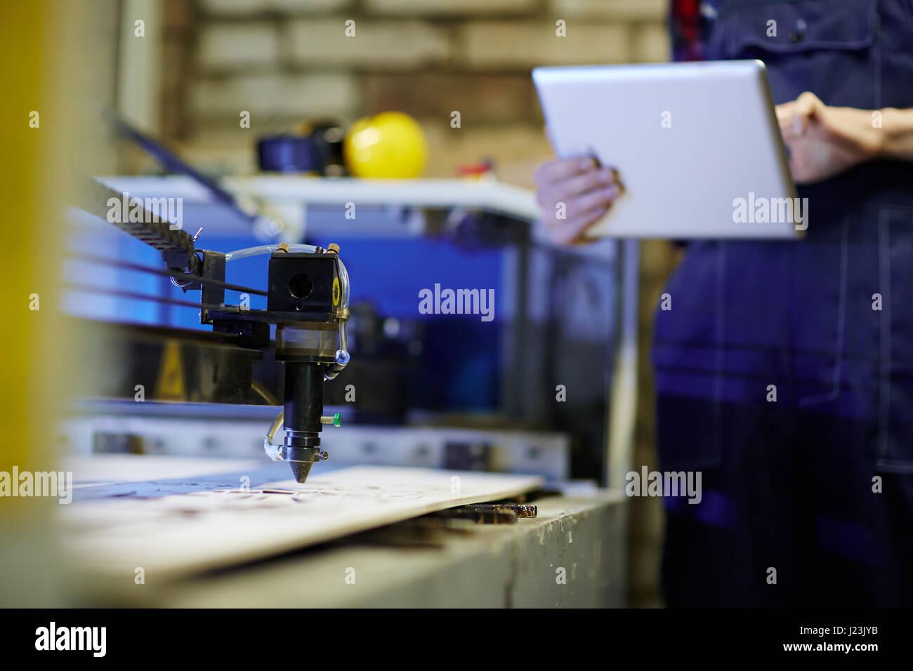 Machine de gravure laser et l'ingénieur avec surface tactile près de par Banque D'Images