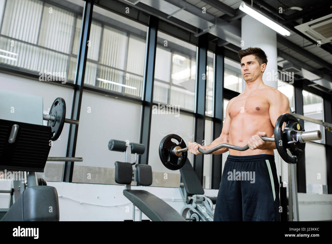 L'homme musclé en culturisme sport, lever des poids Banque D'Images