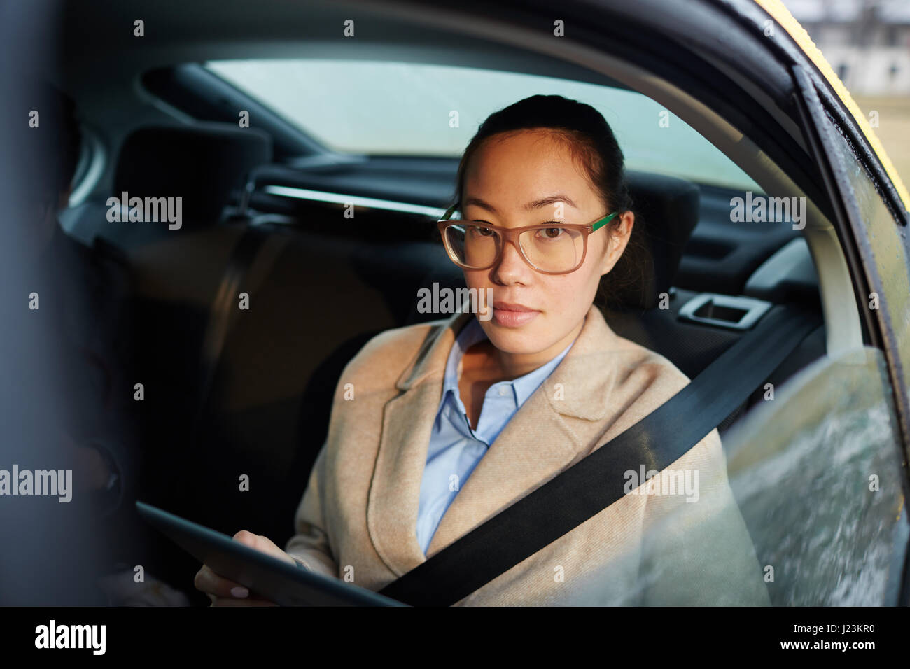 Courtier femelle avec gadget à la caméra dans la fenêtre de la cabine à Banque D'Images