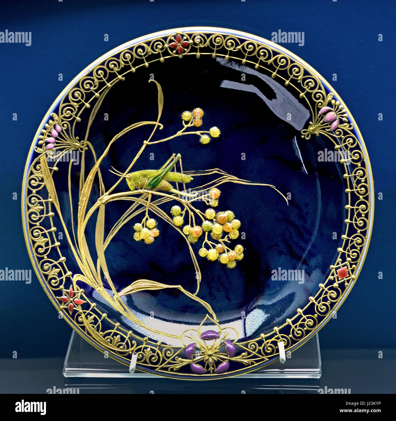 Plaque de décoration 1901 Manufacture Royale de porcelaine (porcelaine de Berlin avec soulagement et l'émail décoration) Heusdrecke Allemagne Banque D'Images