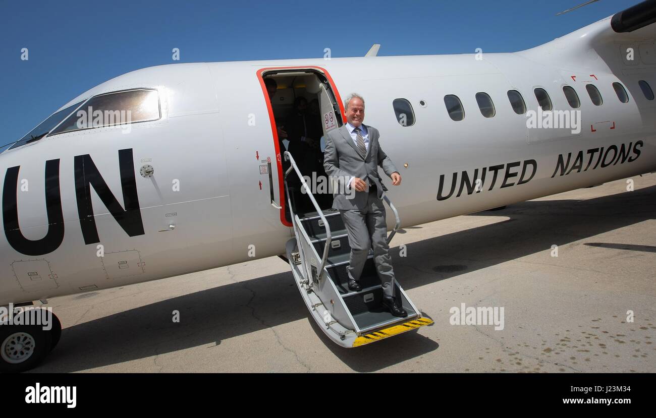 Représentant spécial du Secrétaire général des Nations Unies Nicholas Kay débarque à partir d'un avion à l'Aéroport International d'Aden Adde le 3 juin 2013 à Mogadishu, en Somalie. (Photo par Stuart Price /UA-ONU par Planetpix) Banque D'Images