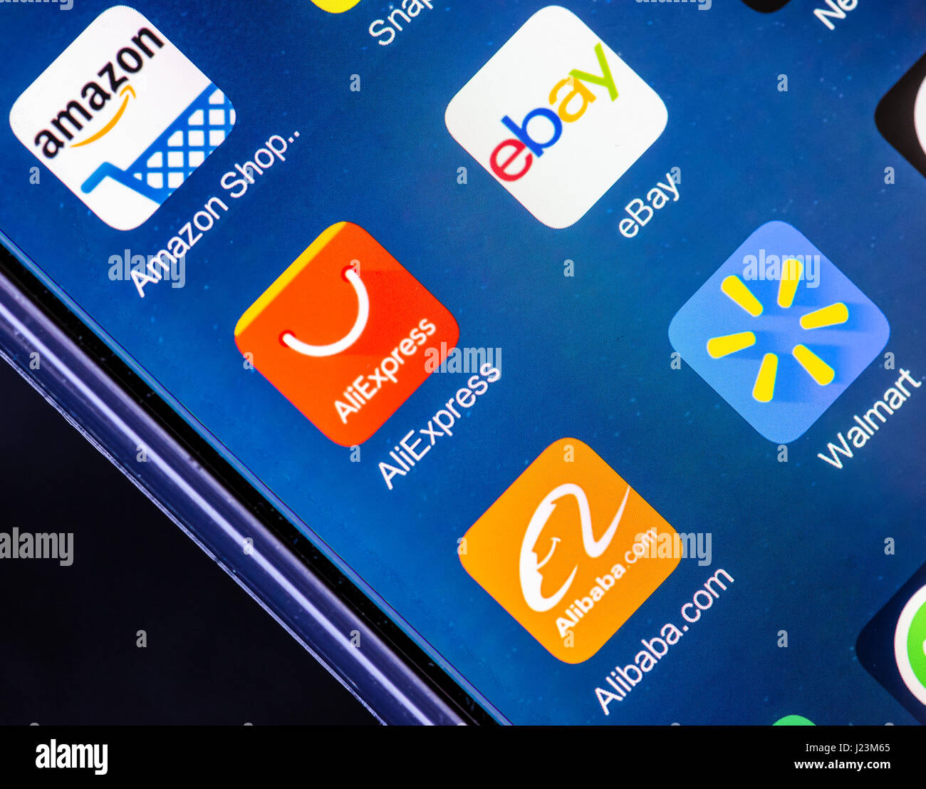 Zurich, Suisse - 19 Février 2017 : Les icônes d'AliExpress, Alibaba.com, Ebay, Amazon et Walmart magasinage en ligne des applications sur un smartphone et touchscr Banque D'Images