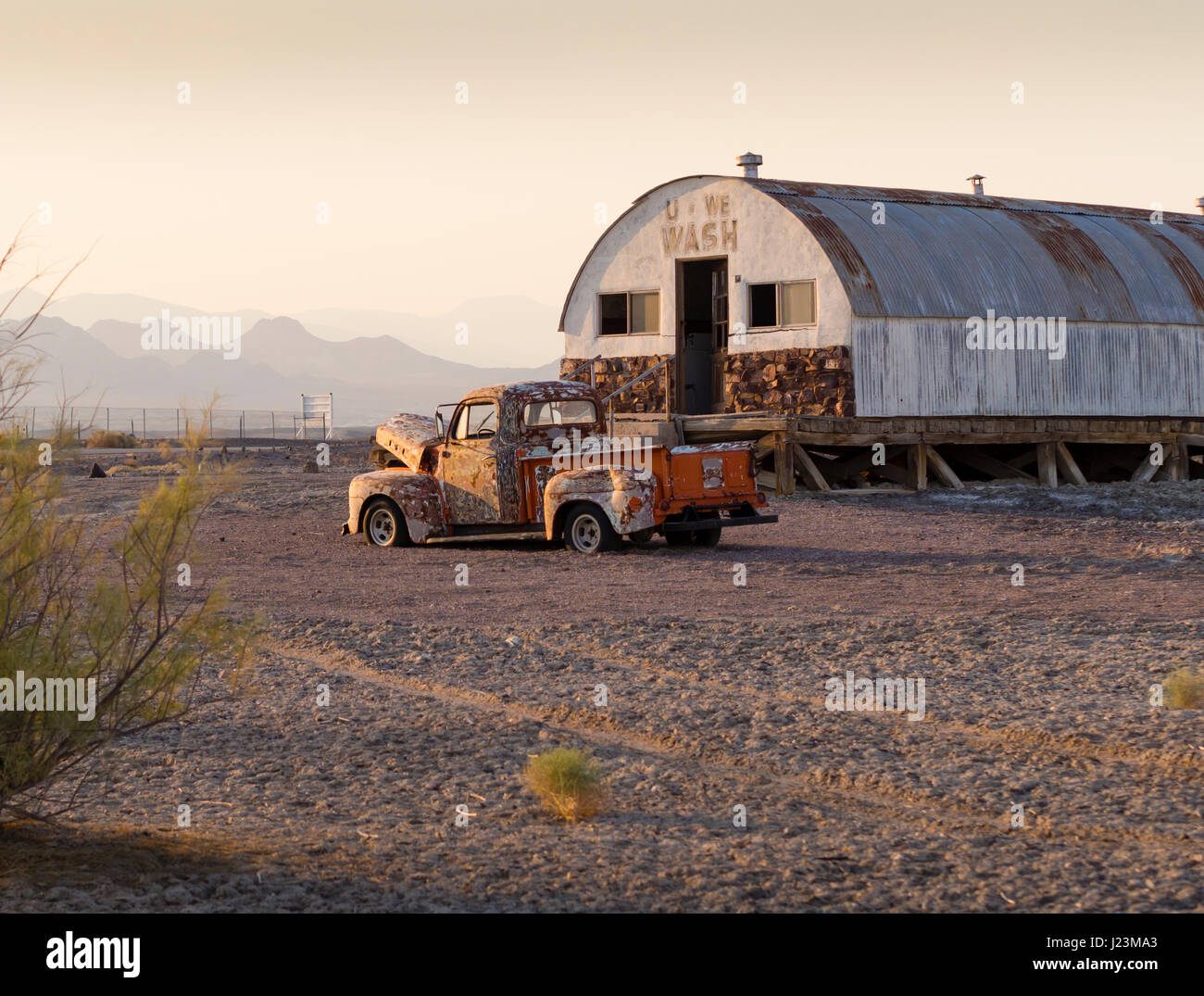 Pickup truck behind Banque de photographies et d’images à haute