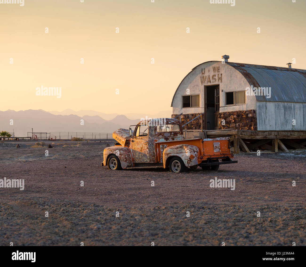 Voiture desert Banque de photographies et d’images à haute résolution