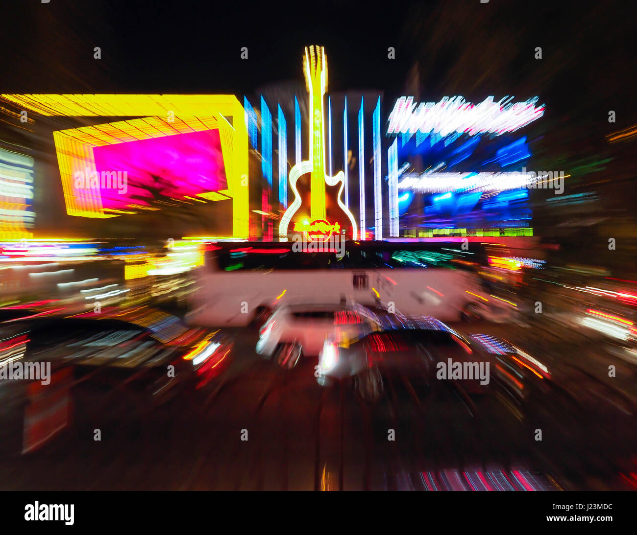 Las Vegas, NV - 27 juillet 2016 : soirée le trafic dense sur Las Vagas Boulevard (le 'Strip') est allumé en passant par la façade et l'enseigne au néon de l'Las Banque D'Images