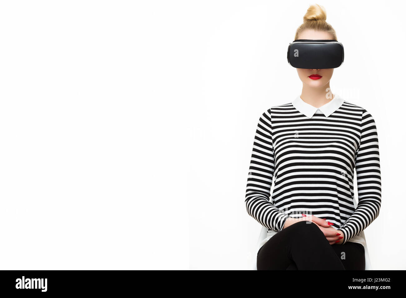 Jolie femme portant des lunettes de réalité virtuelle vr.. casque concept de réalité virtuelle sur fond blanc. Banque D'Images