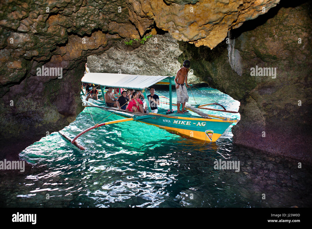 Bateau ponton plein de touristes entrer Baras Cave tandis que dans l'île en île, Îles Philippines Guimaras. Banque D'Images
