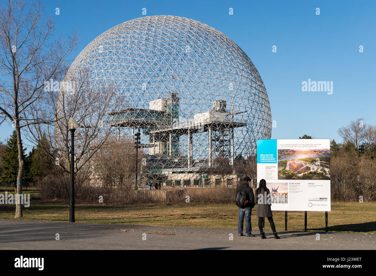 Montréal, CA - 13 Avril 2017 : le panneau présentant le projet de réaménagement du parc Jean Drapeau Banque D'Images