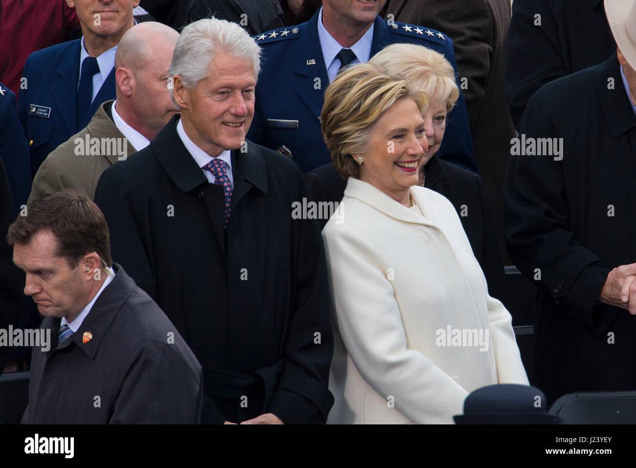 L'ancien président américain Bill Clinton et l'ancienne première dame Hillary Clinton assistera à la 58e Cérémonie d'investiture de Donald Trump à la capitale américaine le 20 janvier 2017 à Washington, DC. (Photo par Cristian L. Ricardo /DoD par Planetpix) Banque D'Images
