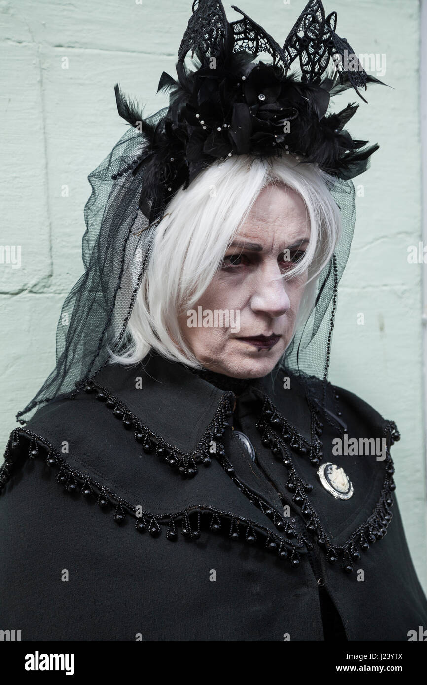 Une femme Goth pose pour photos à la Whitby Goth célébrations de fin de semaine dans le Nord du Yorkshire, Angleterre, Royaume-Uni Banque D'Images