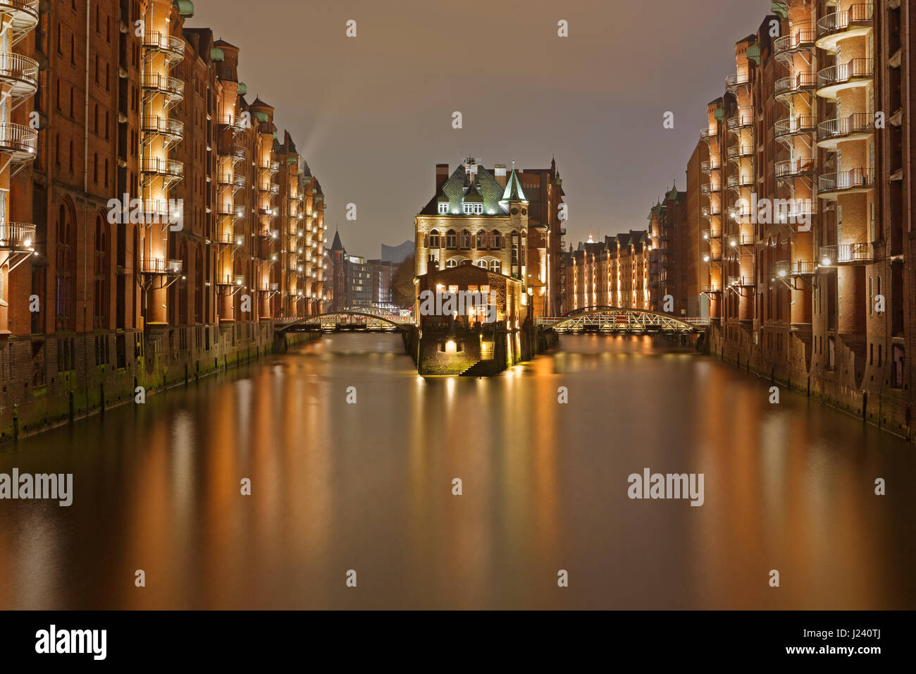 Château à douves à Fleetschlösschen Holländischbrookfleet Wandrahmsfleet entre nuit et, d'entrepôts, Hambourg, Allemagne, Europe Banque D'Images