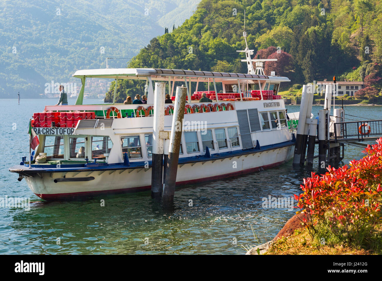 Les passagers de ferry à Lezzeno, Lac de Côme, Italie en avril Banque D'Images Les passagers de ferry à Lezzeno, Lac de Côme, Italie en avril Banque D'Images