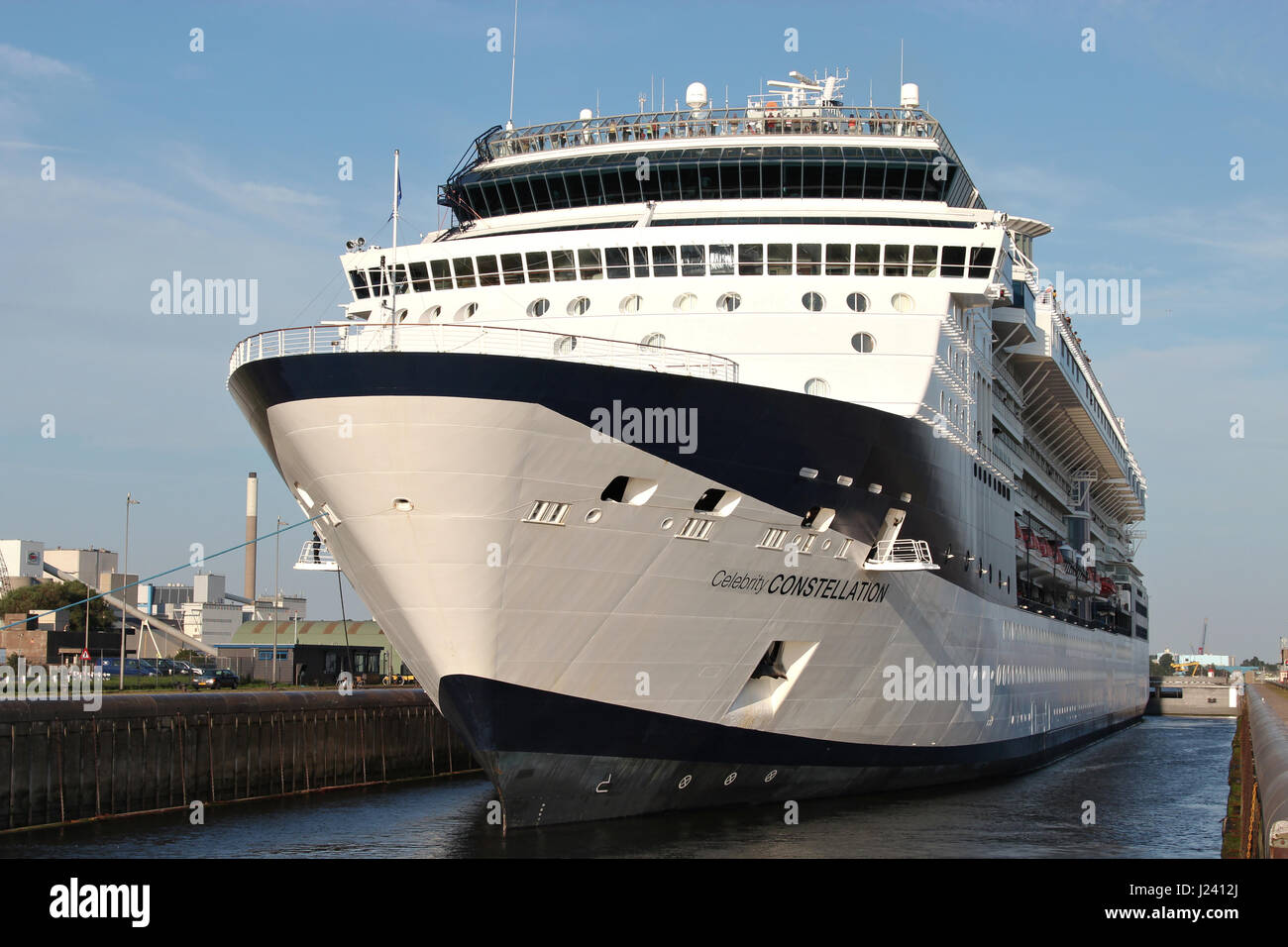 CELEBRITY CONSTELLATION dans l'écluse de IJmuiden. CELEBRITY CONSTELLATION est un navire de croisière de classe Millennium de Celebrity Cruises. Banque D'Images