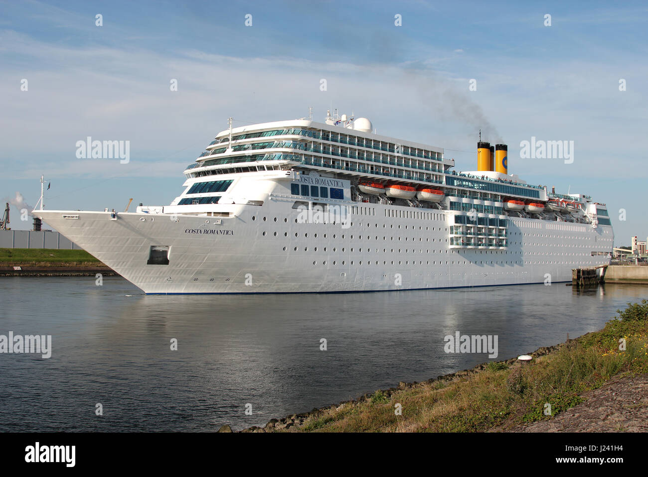 COSTA NEOROMANTICA de quitter l'écluse de IJmuiden. COSTA NEOROMANTICA est un navire de croisière pour Costa Crociere a terminé 1993 et a été rénové en 2003. Banque D'Images