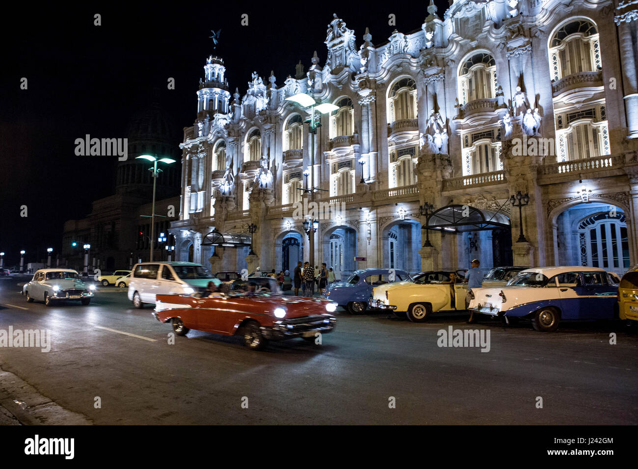 Voitures américaines classiques s'asseoir à l'extérieur du Grand Théâtre de La Havane Alicia Alonso. Banque D'Images