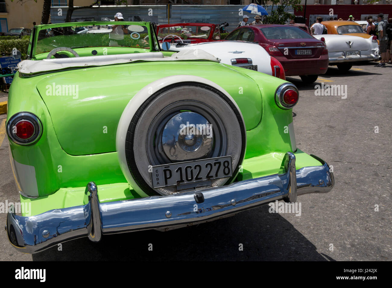 Vintage voitures américaines sur la rue à La Havane. Banque D'Images