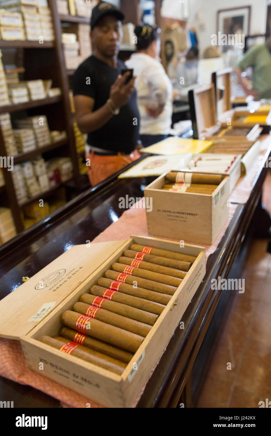 Cigares cubains traditionnels pour vendre à La Havane Banque D'Images