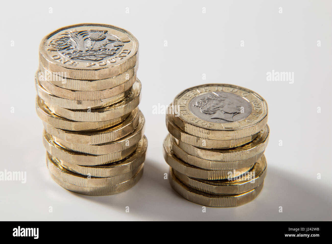 Des tas de nouveaux €1 livre 2016 pièces, avec un arrière-plan propre Banque D'Images
