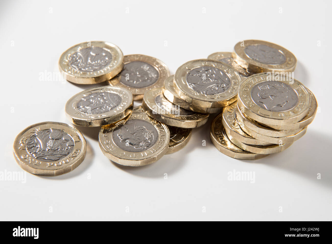 Mise en page au hasard des nouvelles pièces de 1 € sur un fond blanc Banque D'Images
