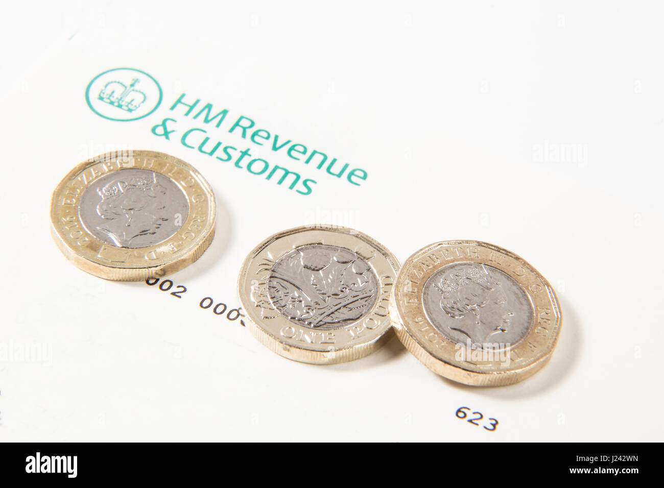 De nouvelles pièces de £1 et £2 pièces livre sur une lettre HM Revenue & Customs Banque D'Images
