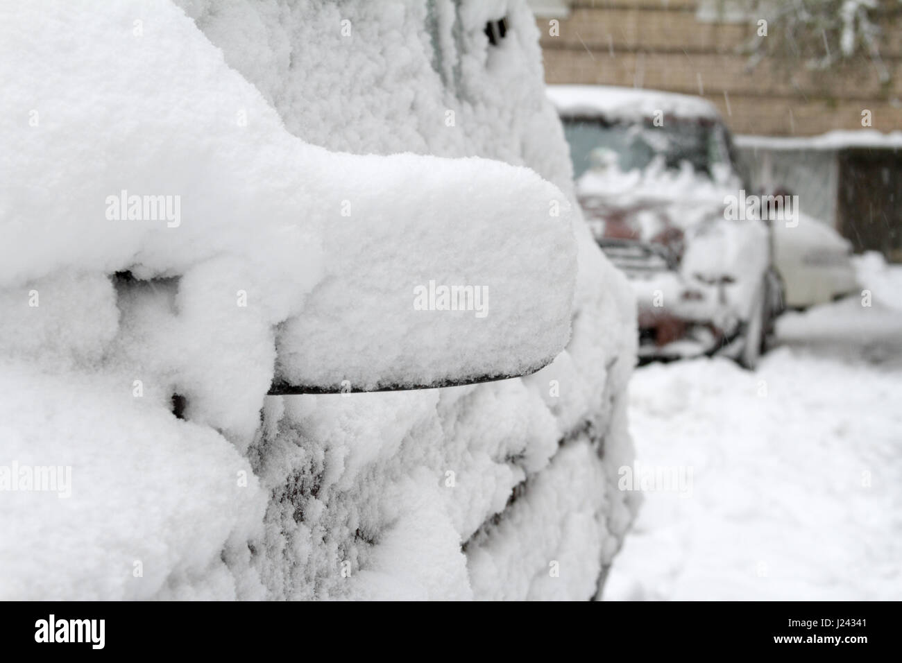 Parking de voitures couvertes de neige fraîche Banque D'Images