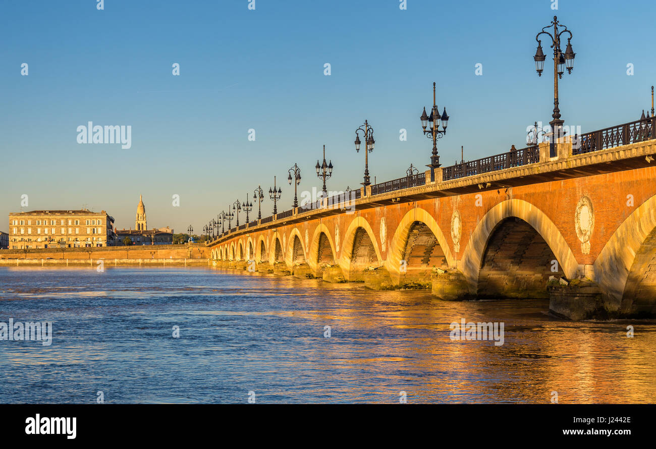 Pont de pierre, un vieux pont à Bordeaux - Aquitaine, France Banque D'Images