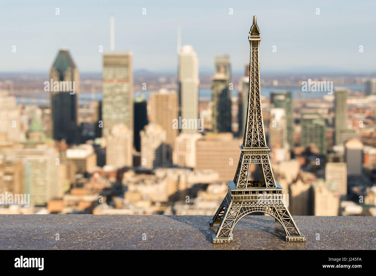 Tour Eiffel miniature et ville de Montréal en arrière-plan symbolisant les immigrants français à Montréal Banque D'Images