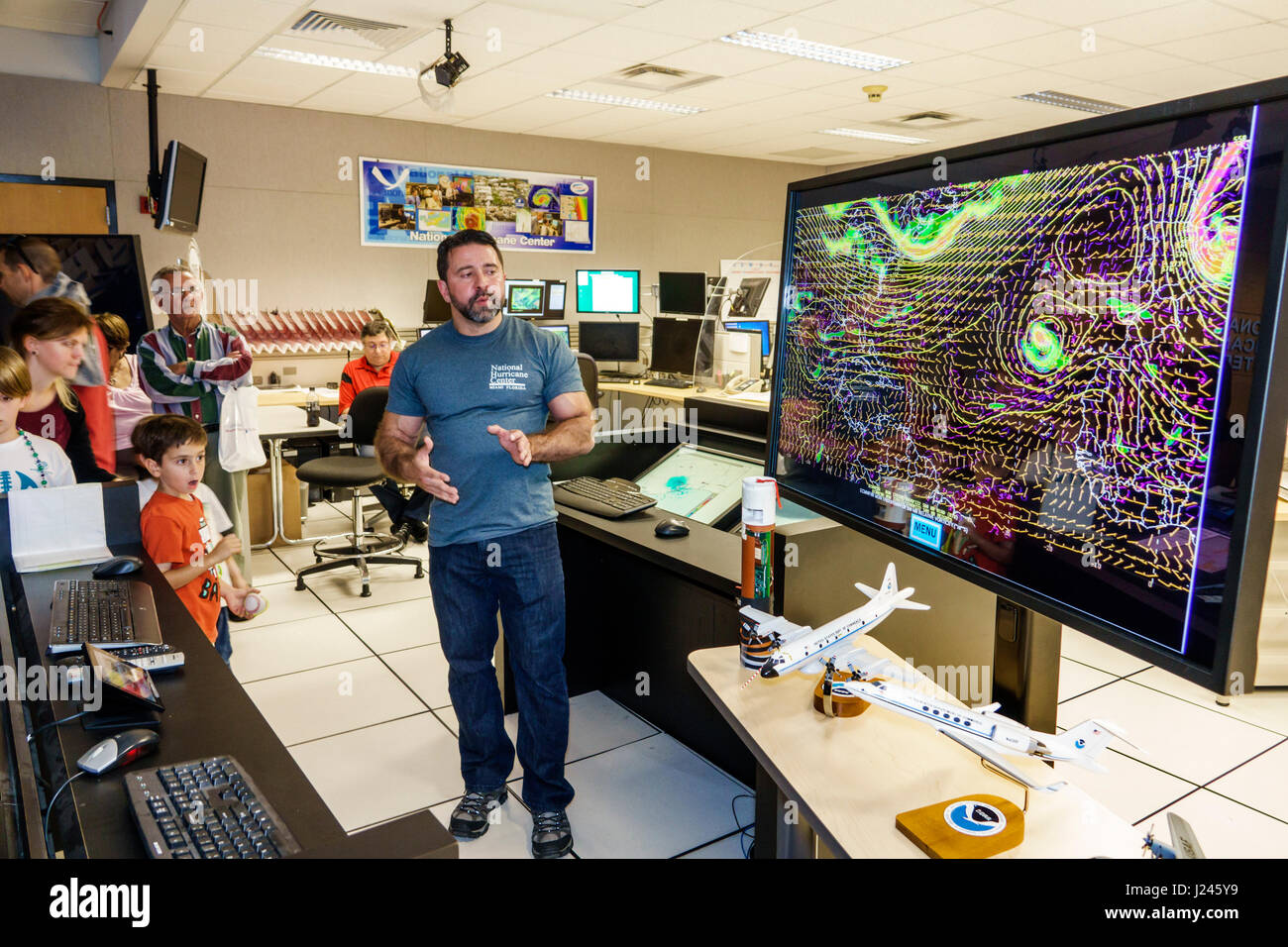 Miami Florida,National Hurricane Center,NHC,NOAA,National Weather Service,open House,intérieur,analyse tropicale et bureau de prévision,TAFB,man men ma Banque D'Images