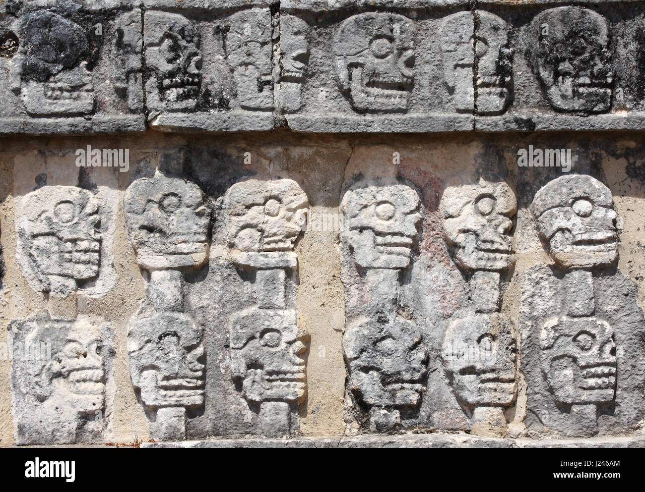 Sculpture bas-relief avec des crânes humains sur Tzompantli (mur de crânes), crâne Temple Rack pré-colombienne, la civilisation Maya, Chichen Itza, Yucatan, Mexique Banque D'Images