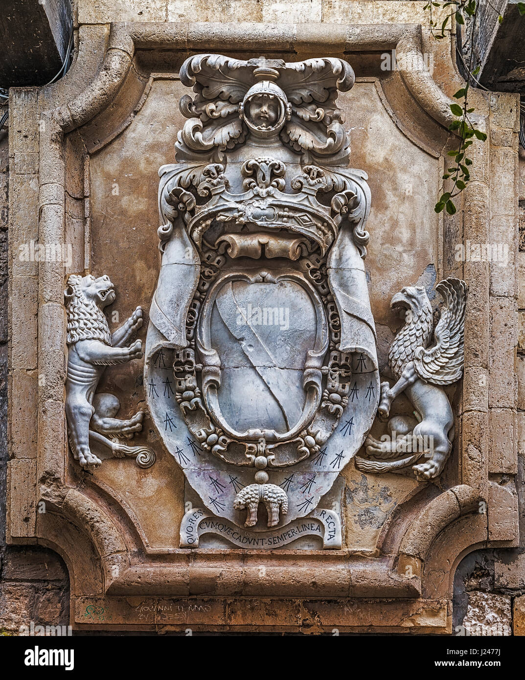 Syracuse, Sicile, Italie. Un blason au-dessus de l'entrée d'un palais Photo  Stock - Alamy