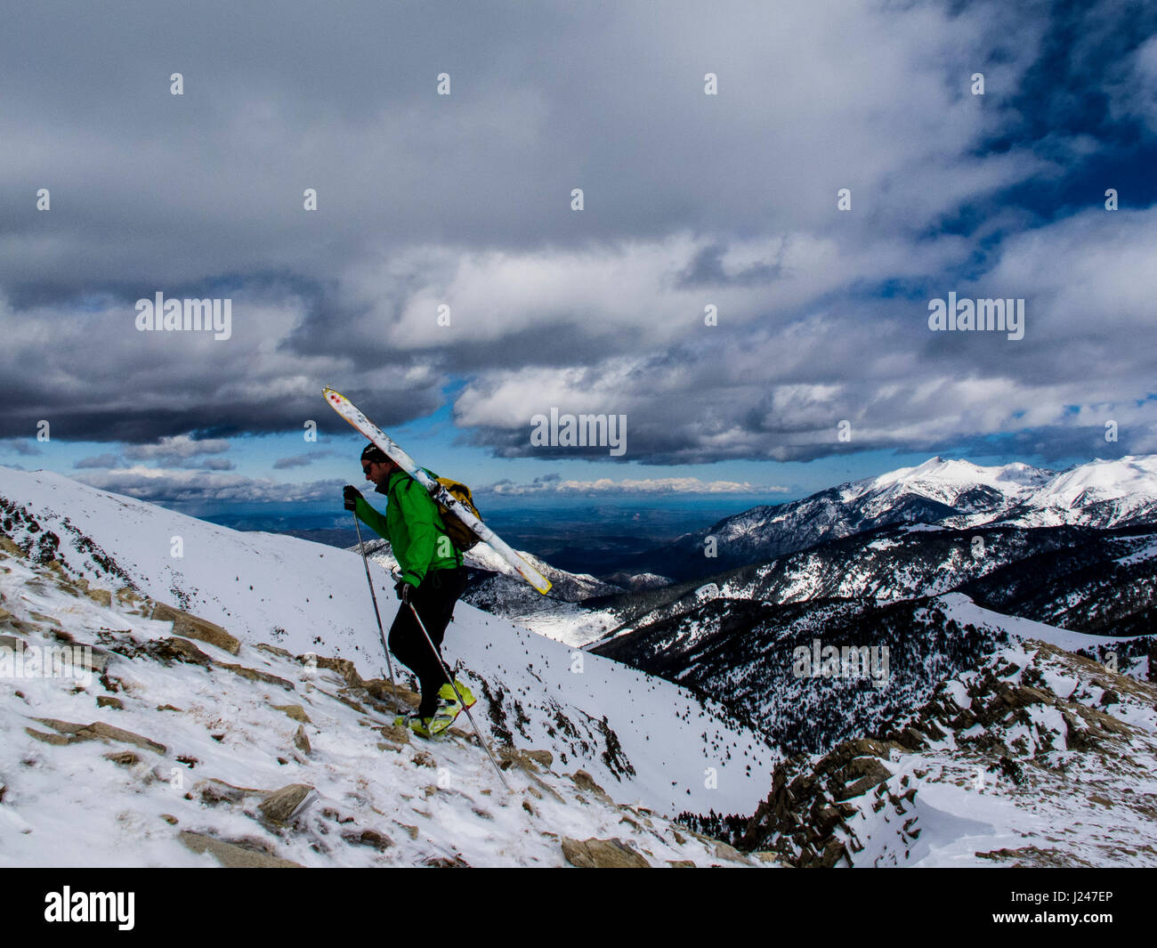 Ski de randonnée dans les Pyrénées Orientales Banque D'Images