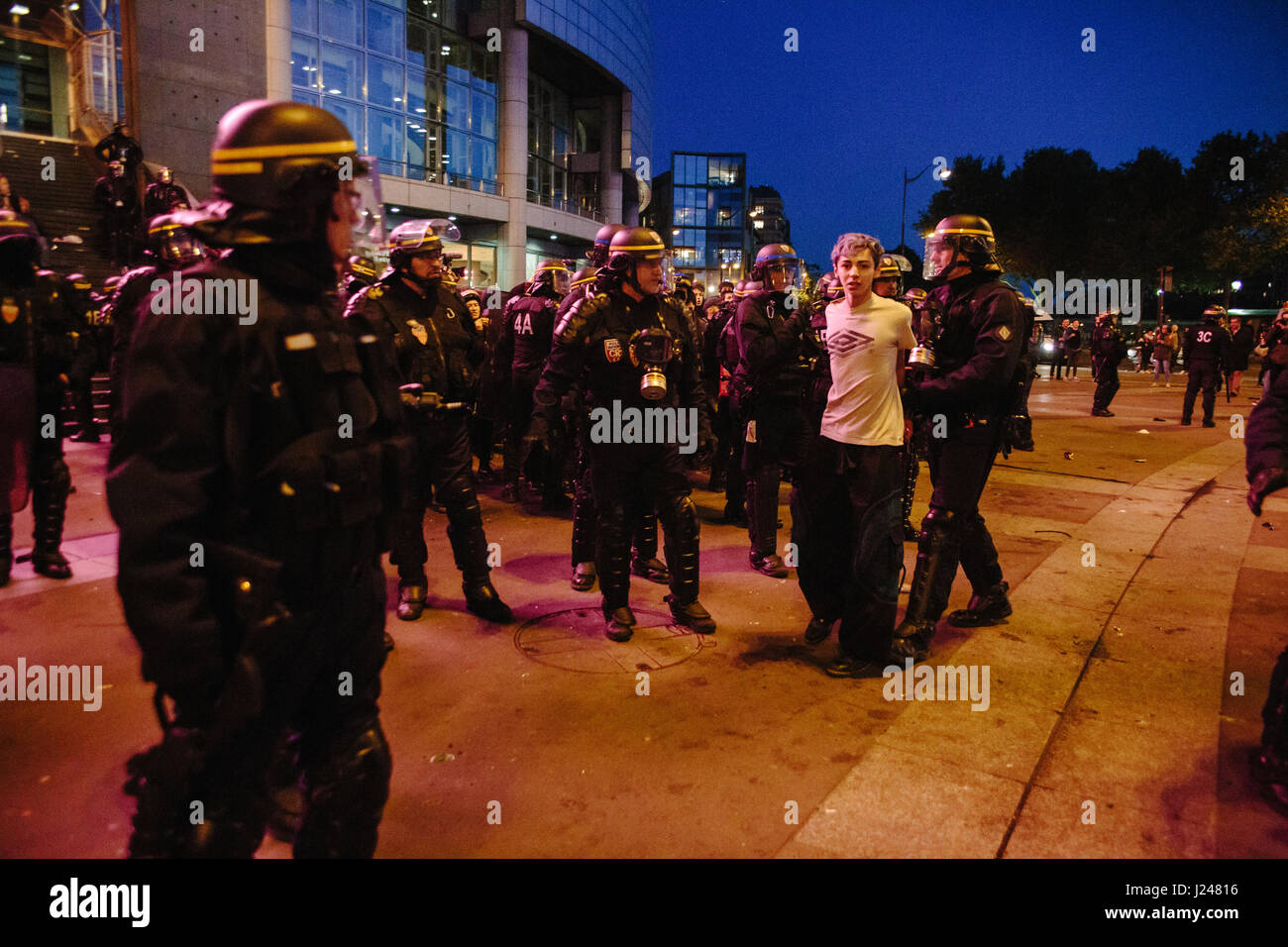 Paris, France. Apr 23, 2017. Paris après le premier tour de l'élection présidentielle élections françaises, les manifestants mars contre le danger de l'extrême droite Front National parti d'ailes, la police antiémeute a affronter les manifestants à la place de la République et Bastille. Credit : Fausto Marci/Alamy Live News Banque D'Images