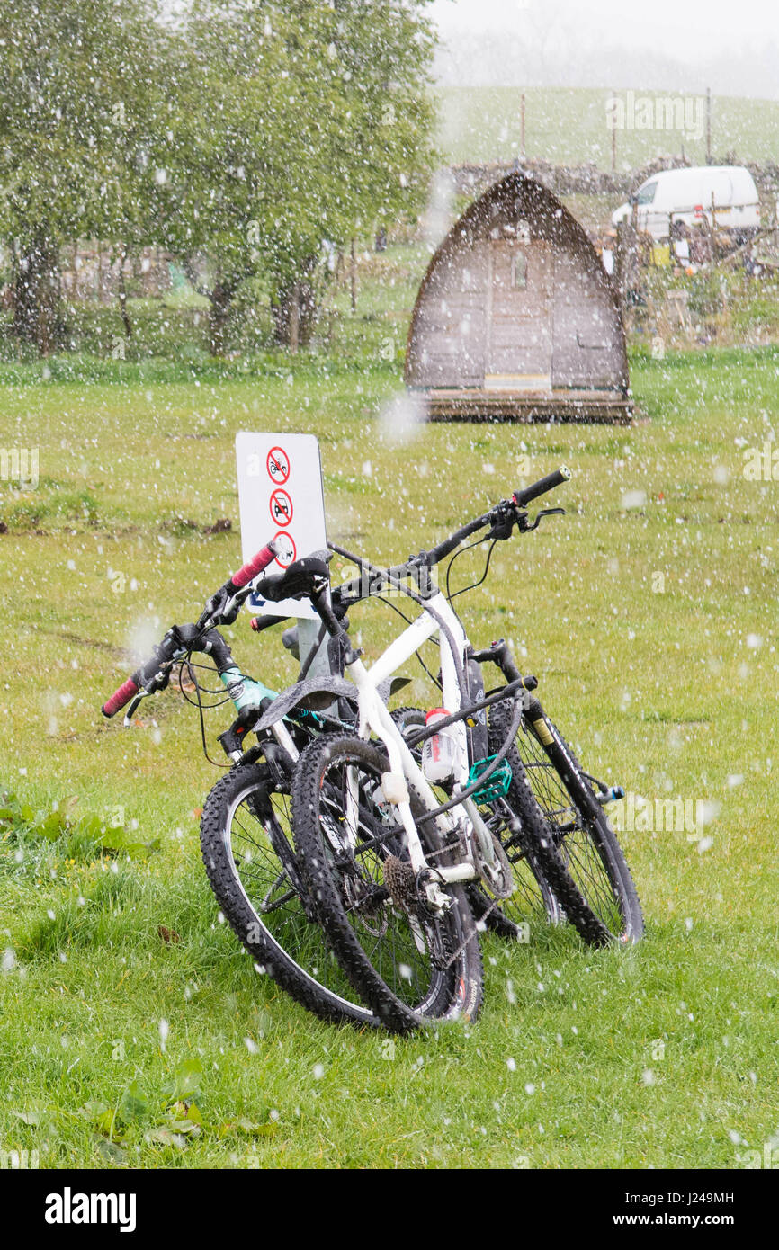 Fléron, les Highlands écossais, au Royaume-Uni. Apr 24, 2017. UK - mordre les vents et les chutes de neige à Seraing, dans les Highlands écossais Crédit : Kay Roxby/Alamy Live News Banque D'Images
