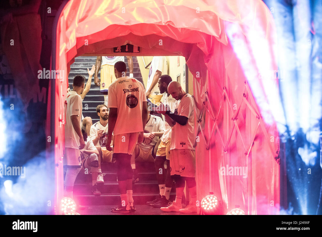 Turin, Italie, du 23 avril 2017. Panier Lega Fiat Serie A Torino Auxilium vs Dinamo Sassari. Un match de basket-ball entre Torino Fiat Auxilium et Dinamo Sassari. Sassari a remporté le match 87-79 Photo : Cronos/Alberto Gandolfo Banque D'Images