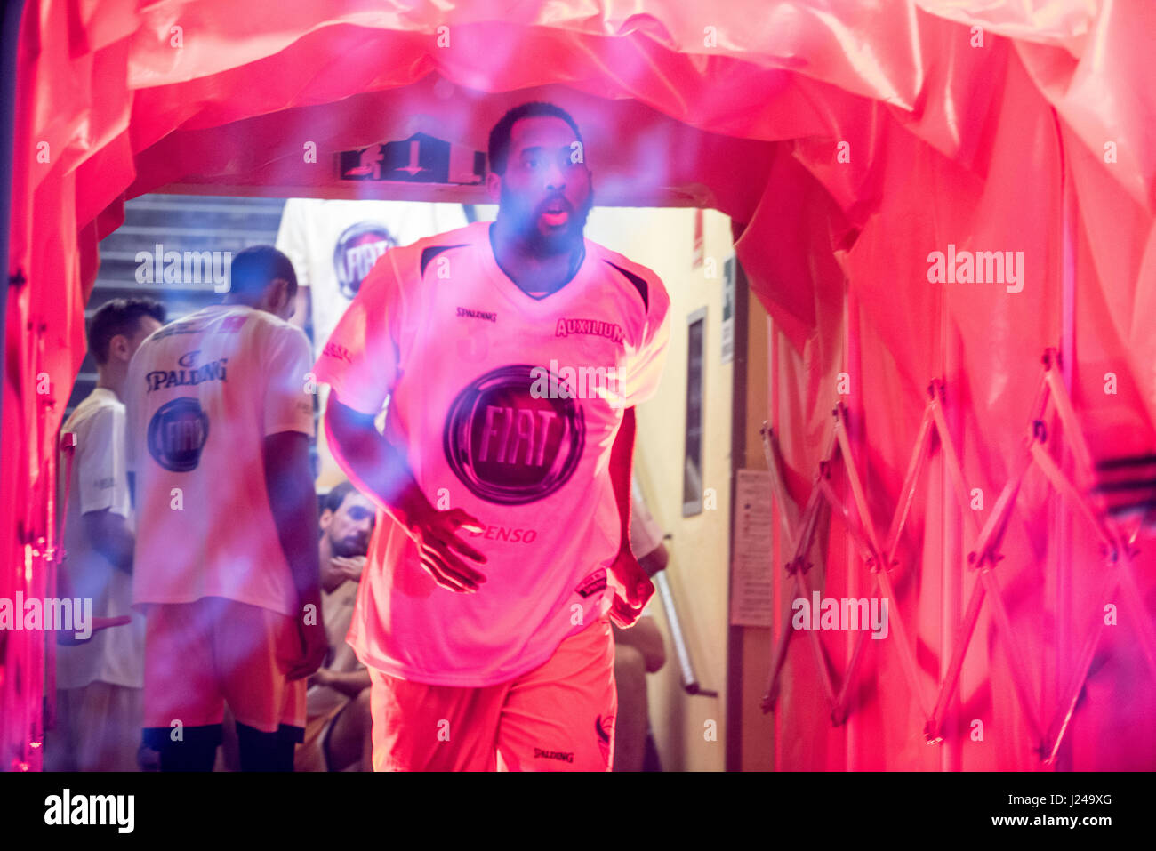 Turin, Italie, du 23 avril 2017. Panier Lega Fiat Serie A Torino Auxilium vs Dinamo Sassari. Un match de basket-ball entre Torino Fiat Auxilium et Dinamo Sassari. Sassari a remporté le match 87-79 dans cette image Dj-White Photo : Cronos/Alberto Gandolfo Banque D'Images